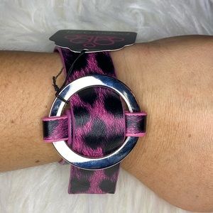 Jungle Cat Couture Pink Bracelet

2 AVAILABLE 🖤